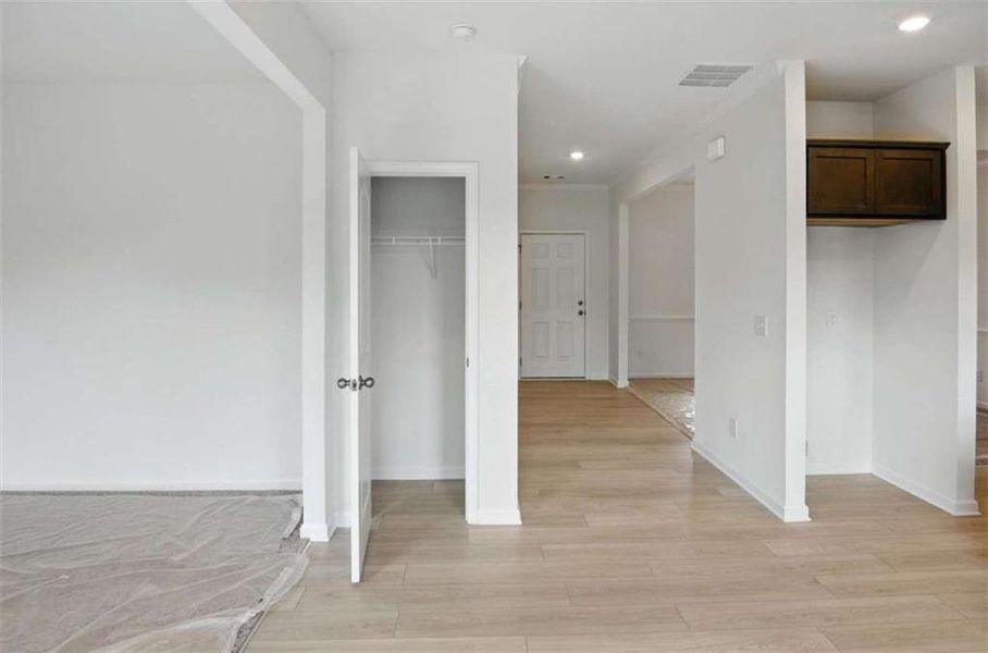 Spacious, unfurnished interior of a new home in Creekside Landing, Dallas (Image 12).