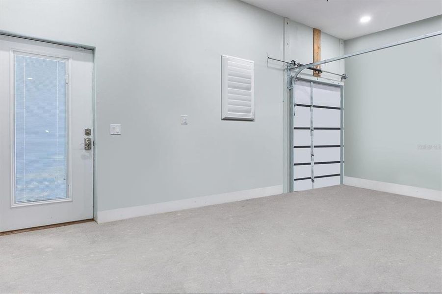 Extra attached worksop/shed with water/power hook ups.