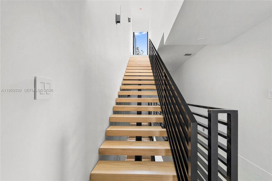 Spacious, unfurnished interior of a new home in , Miami (Image 41).
