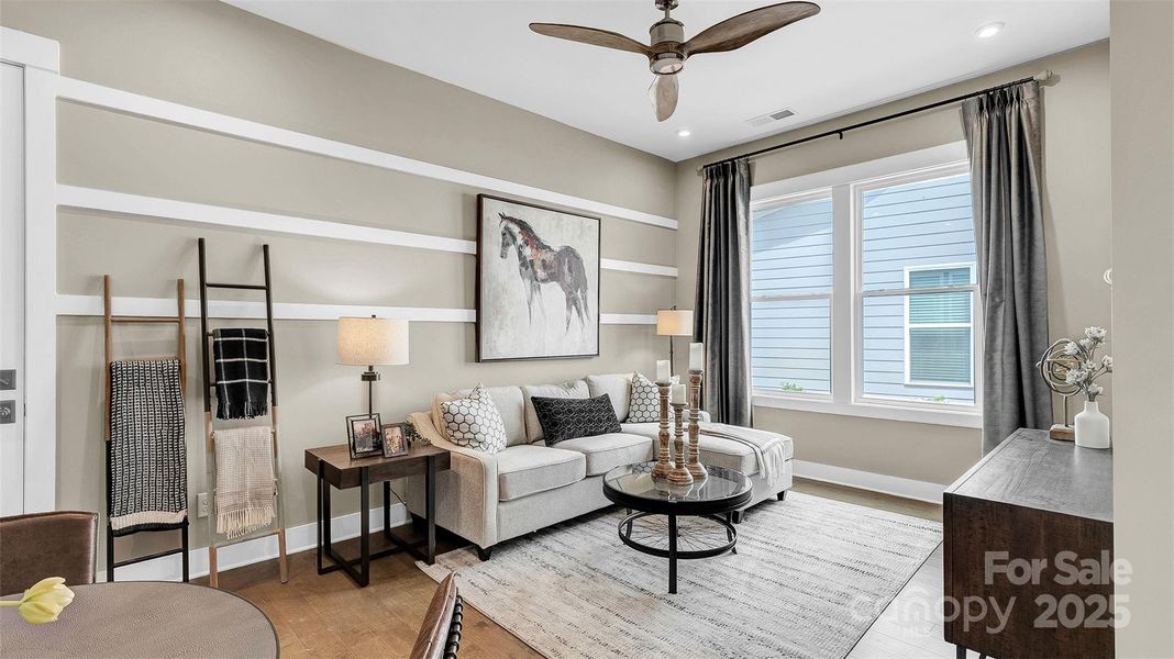 Model photo used for reference