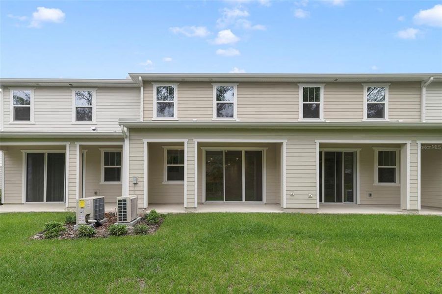 Exterior details and patio area of a home in Towns at Greenleaf, Oviedo (Image 4).