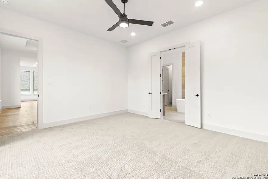 Spacious, unfurnished interior of a new home in Ventana - 70', Bulverde (Image 9).