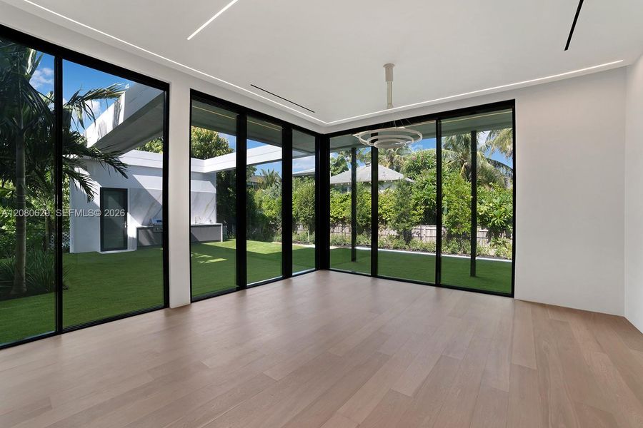 Spacious, unfurnished interior of a new home in , Miami Beach (Image 18).