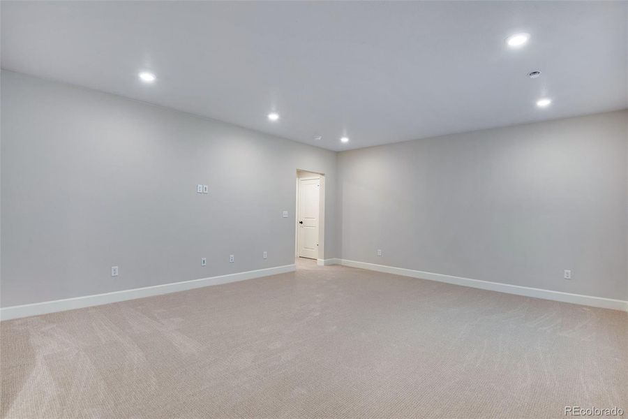 Spacious, unfurnished interior of a new home in , Berthoud (Image 20).