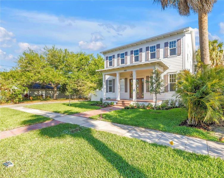 Exterior details and patio area of a home in , St. Petersburg (Image 28).