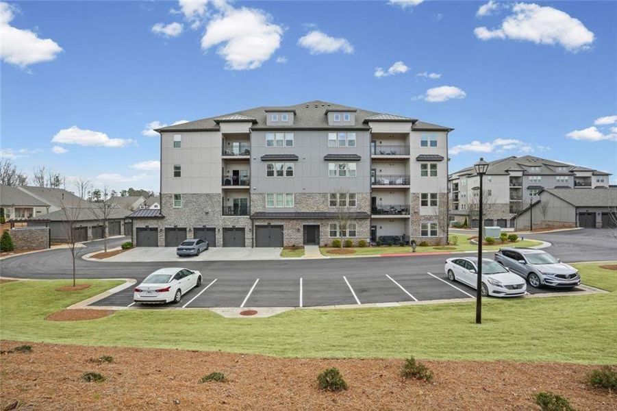Condo located in Cumming, GA showcasing its design and architecture (Image 5).