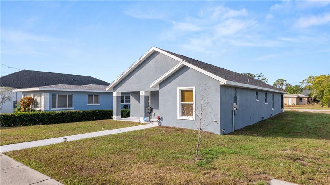 Exterior details and patio area of a home in , Lake Wales (Image 29).