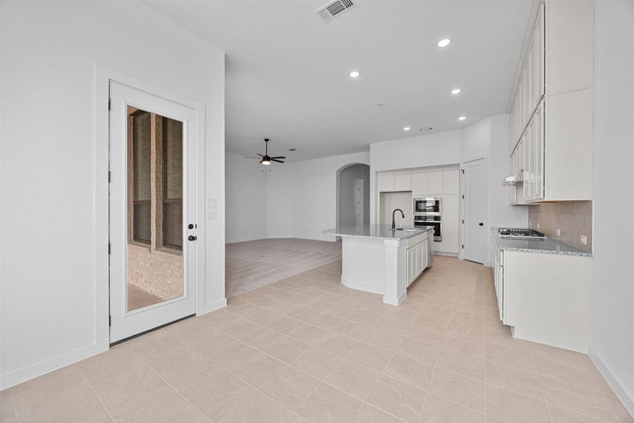 Spacious, unfurnished interior of a new home in Lakeside at Tessera on Lake Travis, Lago Vista (Image 12).