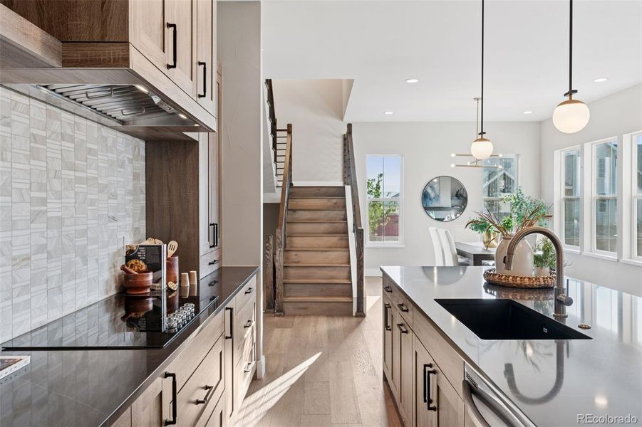 Photos are of a similar unit. Photos are of a similar unit.