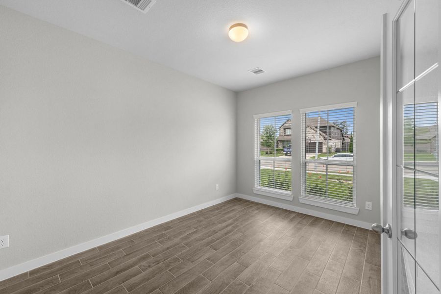 Spacious, unfurnished interior of a new home in Barton Creek Ranch, Conroe (Image 15). Spacious, unfurnished interior of a new home in Barton Creek Ranch, Conroe (Image 15).