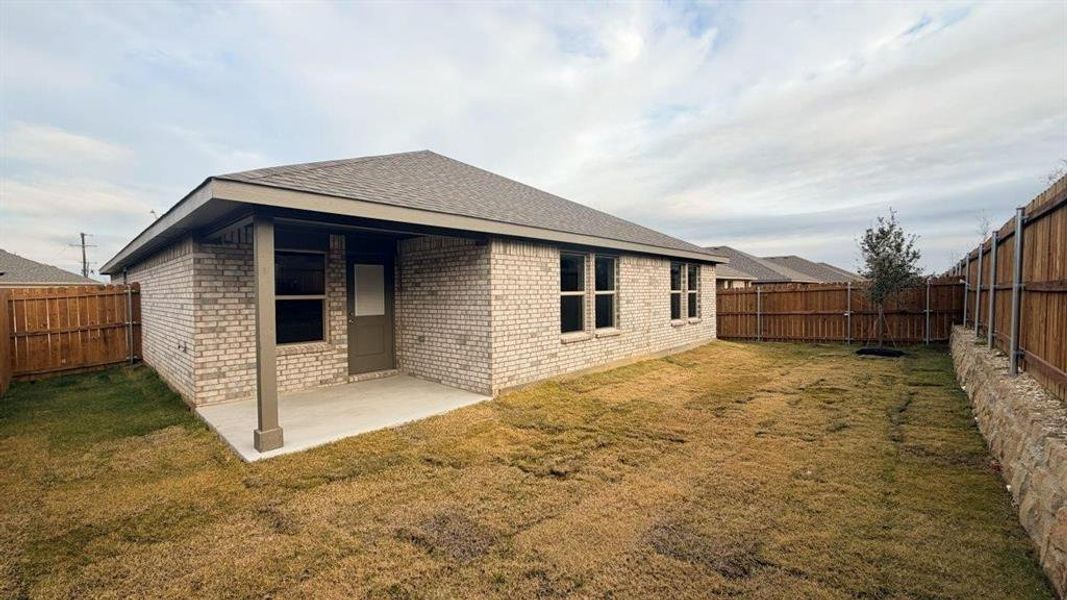 Exterior details and patio area of a home in Meadowbrook Estates, Cleburne (Image 15).