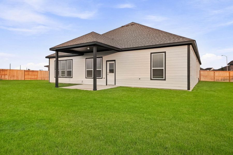 Exterior details and patio area of a home in Sunterra Lakes, Brookshire (Image 16).