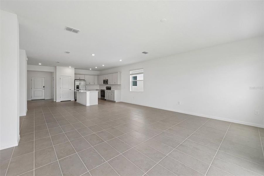Spacious, unfurnished interior of a new home in Southpointe, Palmetto (Image 21). Spacious, unfurnished interior of a new home in Southpointe, Palmetto (Image 21).