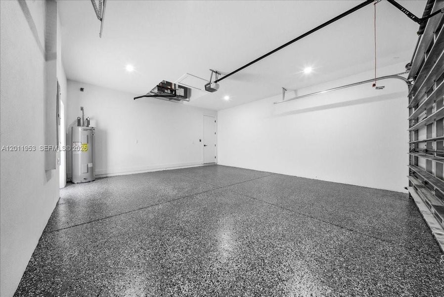 Spacious, unfurnished interior of a new home in , Cape Coral (Image 27).