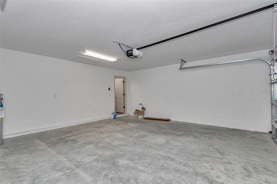 Spacious, unfurnished interior of a new home in , Ocala (Image 27).