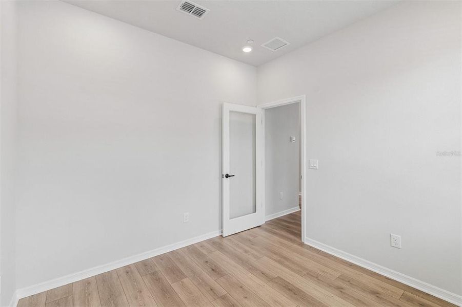 Spacious, unfurnished interior of a new home in , Orlando (Image 19).