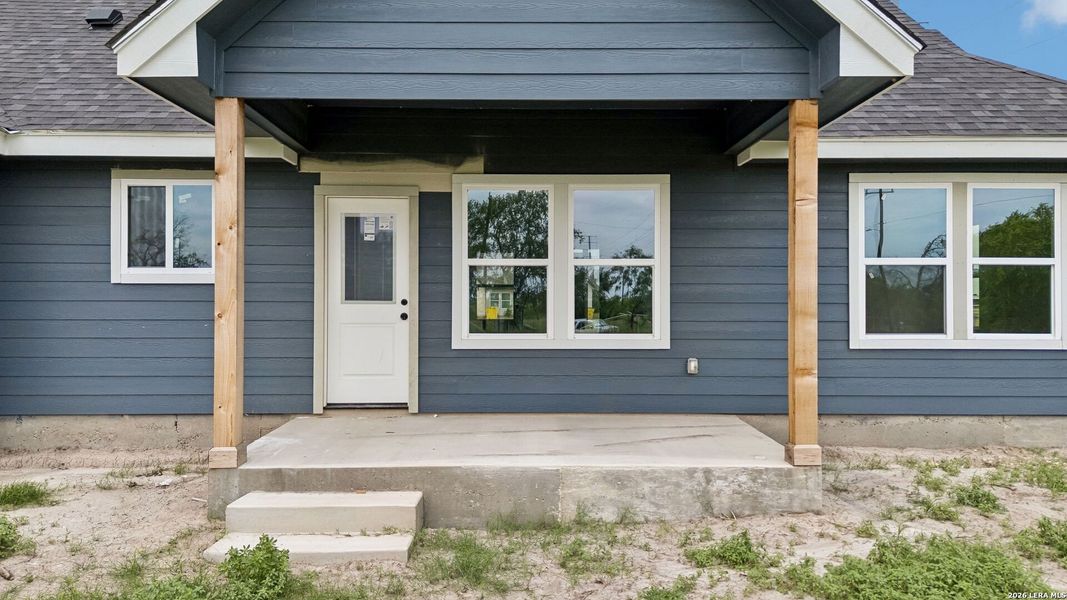 Exterior details and patio area of a home in , Natalia (Image 29).