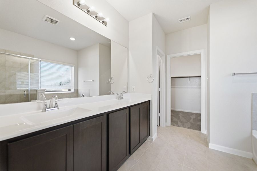 Furnished interior view inside a new home in Saddlebrook Estates, Waxahachie (Image 7).