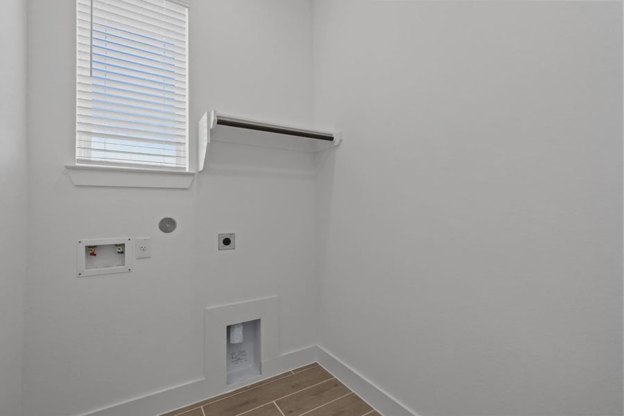 Representative unfurnished interior of a home built from the Augusta by Chesmar Homes in Riceland Alley Loads, Mont Belvieu (Image 13).