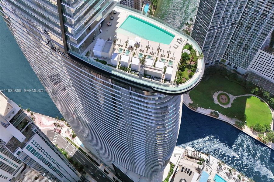 Condo located in Miami, FL showcasing its design and architecture (Image 36).