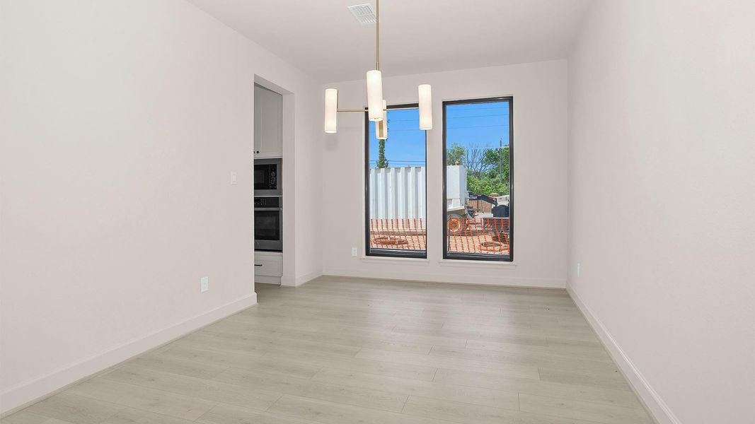 Spacious, unfurnished interior of a new home in Sienna, Missouri City (Image 12).