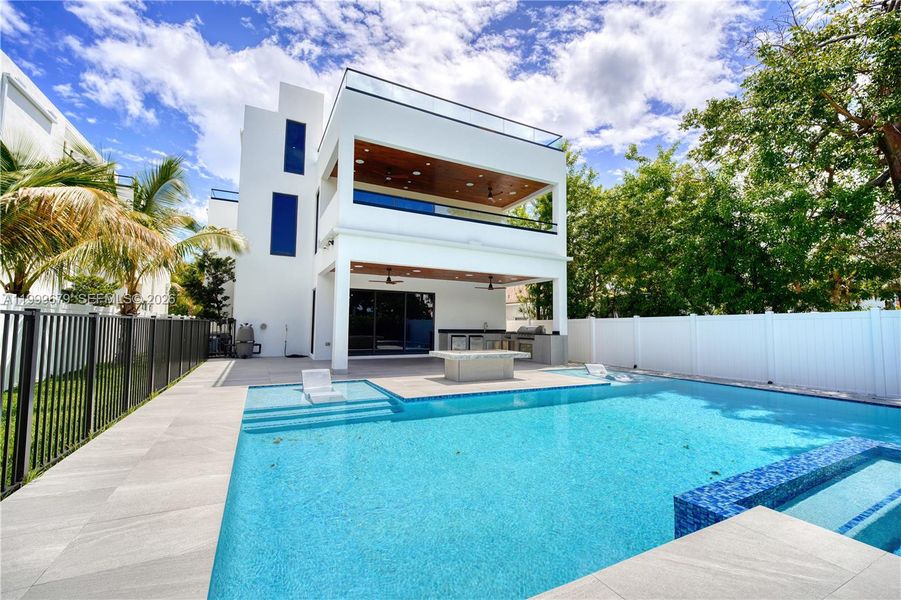 Exterior details and patio area of a home in , Fort Lauderdale (Image 3).