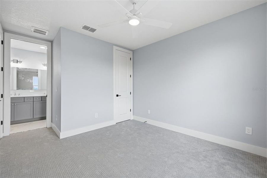 Spacious, unfurnished interior of a new home in , Tampa (Image 26).