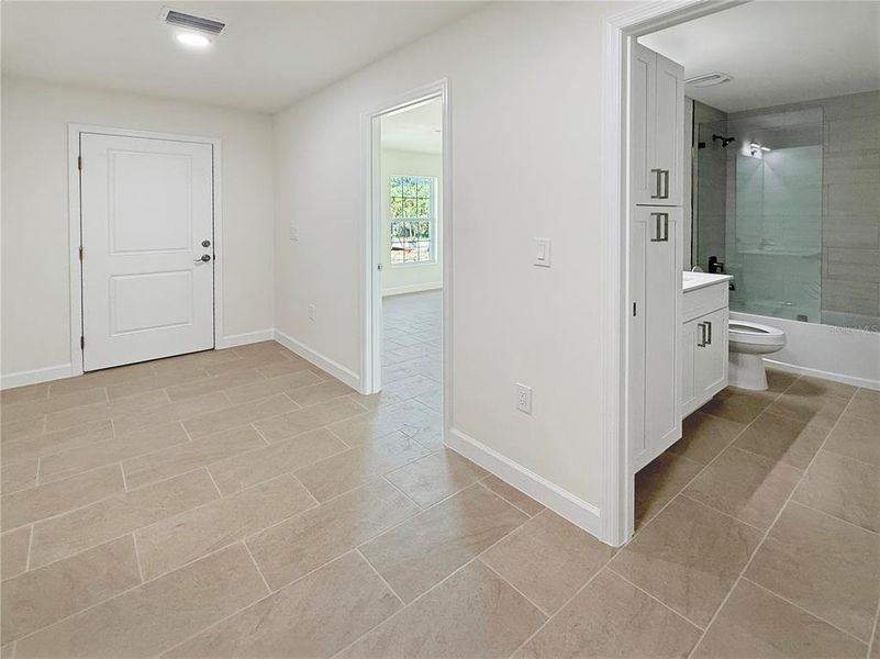Spacious, unfurnished interior of a new home in , Punta Gorda (Image 31).
