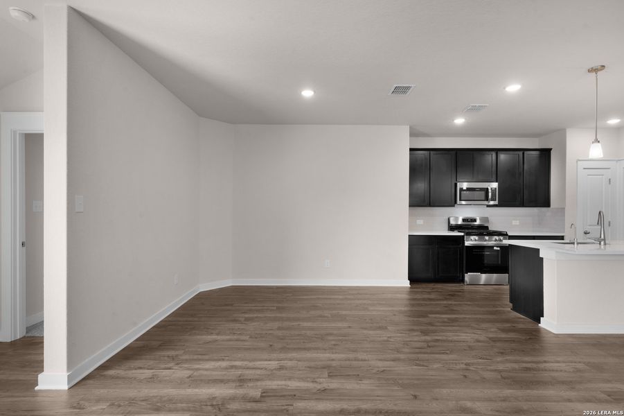 Spacious, unfurnished interior of a new home in Westridge, San Antonio (Image 16).