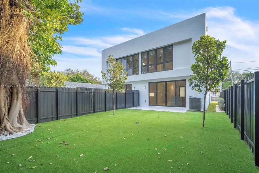 Exterior details and patio area of a home in , Miami (Image 37).