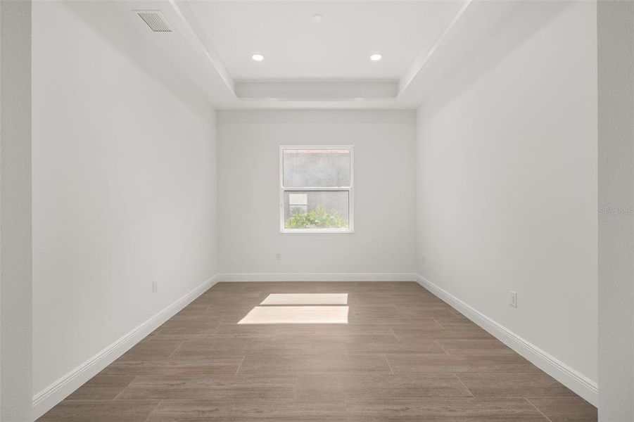 Spacious, unfurnished interior of a new home in , Sarasota (Image 29).