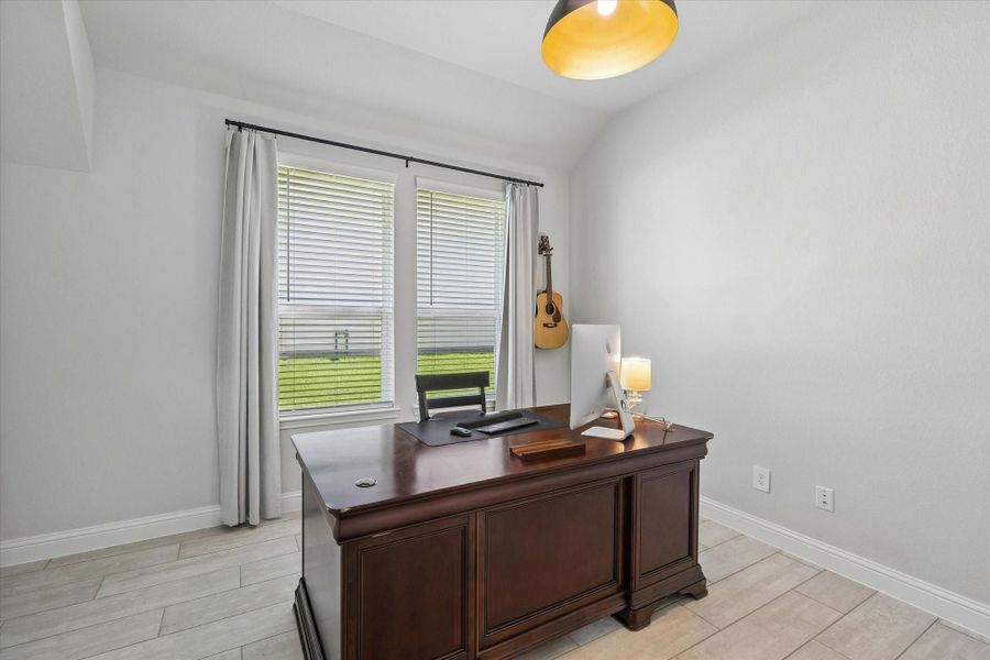 Versatile room, perfect for a dedicated home office, study, or additional bedroom. Versatile room, perfect for a dedicated home office, study, or additional bedroom.