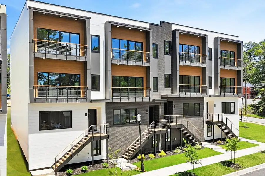 Condo located in Decatur, GA showcasing its design and architecture (Image 4).