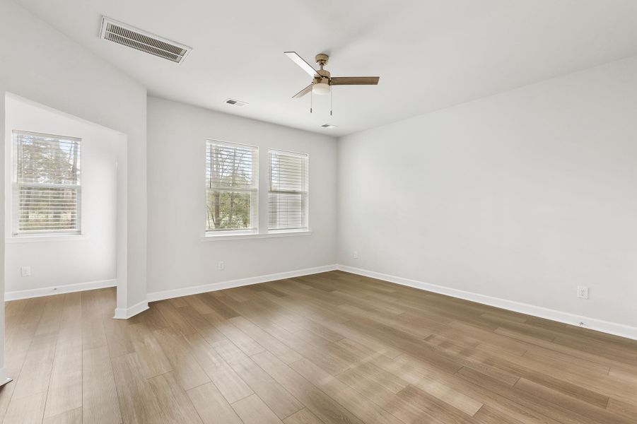 Spacious, unfurnished interior of a new home in , Summerville (Image 12).