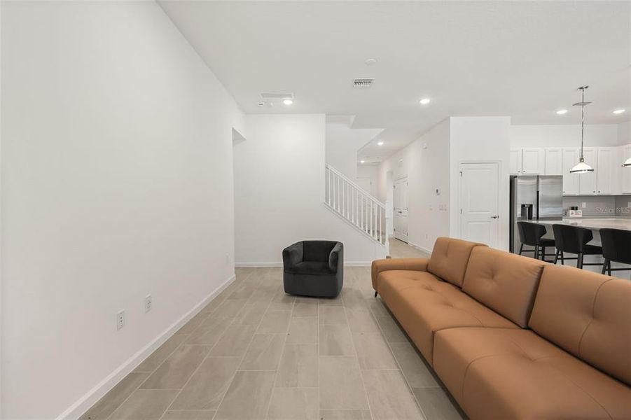 Furnished interior view inside a new home in , Orlando (Image 10).