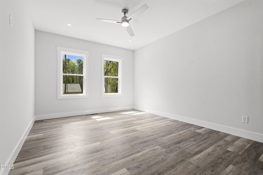 2 windows + hard floors 2 windows + hard floors