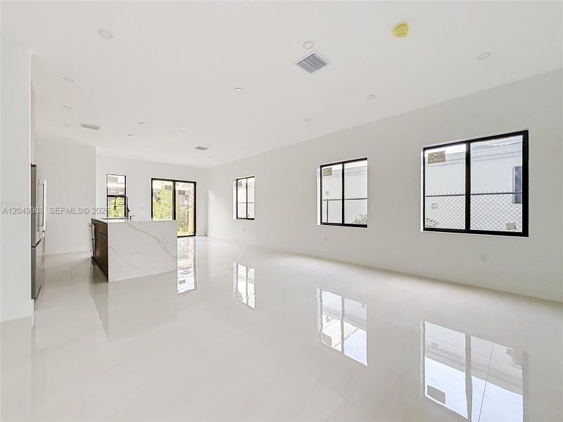 Spacious, unfurnished interior of a new home in , Miami (Image 26).