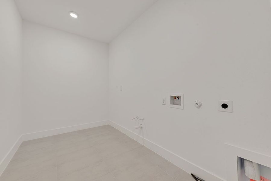 Spacious, unfurnished interior of a new home in Tavolo Park, Fort Worth (Image 32). Spacious, unfurnished interior of a new home in Tavolo Park, Fort Worth (Image 32).