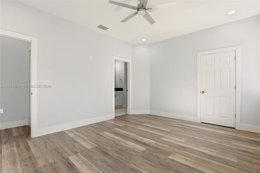 Spacious, unfurnished interior of a new home in , Sebring (Image 29).