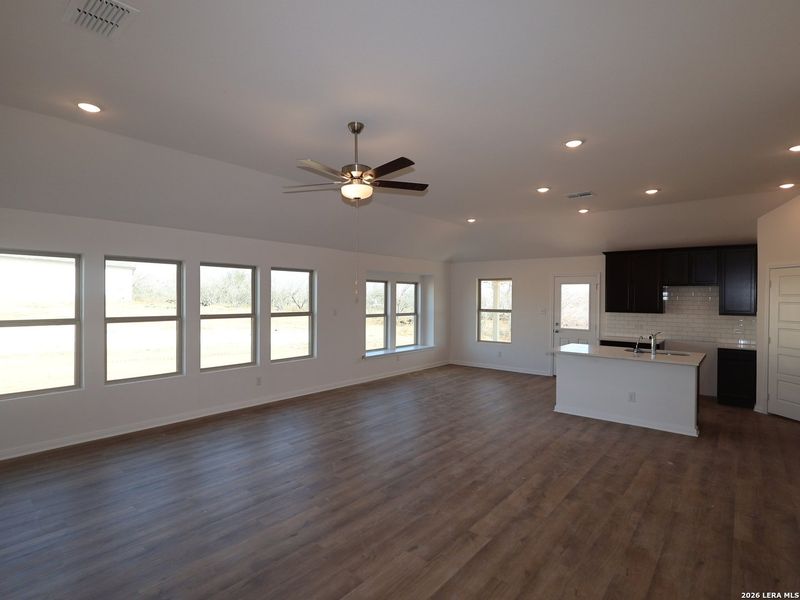 Spacious, unfurnished interior of a new home in Chaparral Ranch, Floresville (Image 17).