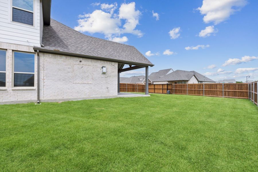 Exterior details and patio area of a home in Dove Hollow, Waxahachie (Image 21).