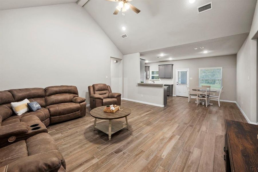 Welcome to your new home! Spacious open floor plan perfect for entertaining. Soaring ceilings,neutral color scheme and beautiful builder upgrades throughout. This home is gorgeous!