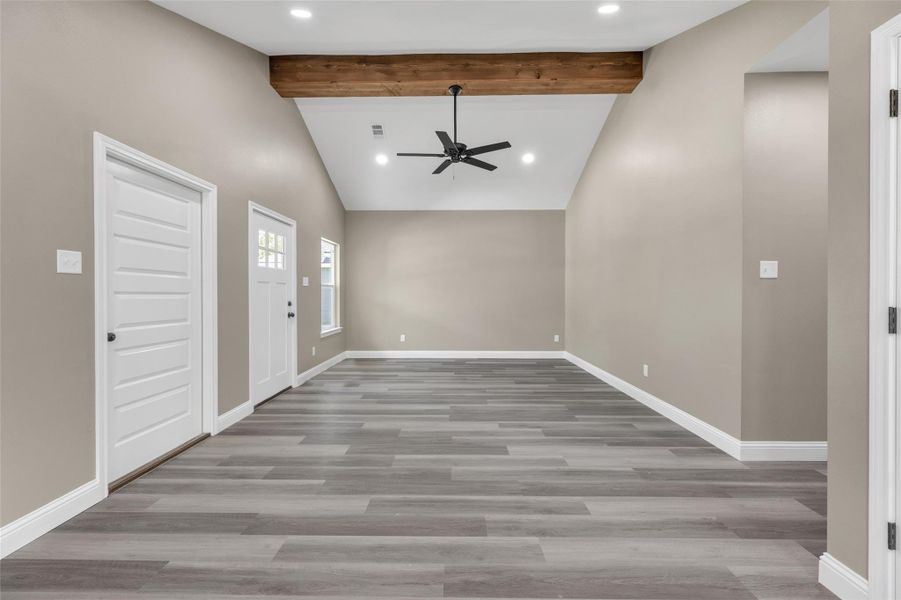Spacious, unfurnished interior of a new home in , Navasota (Image 9).