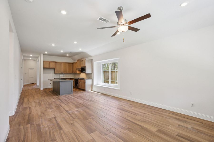 Spacious, unfurnished interior of a new home in Evergreen 40', Conroe (Image 22).