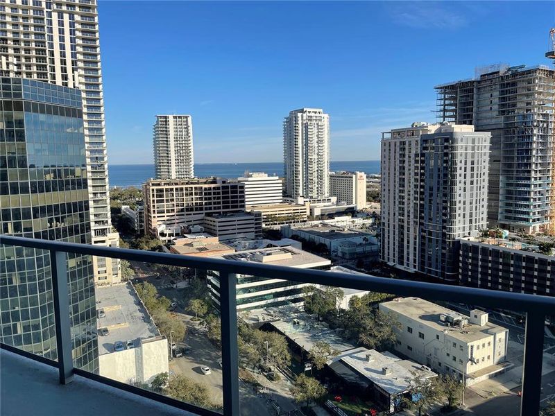 Condo located in St. Petersburg, FL showcasing its design and architecture (Image 16).