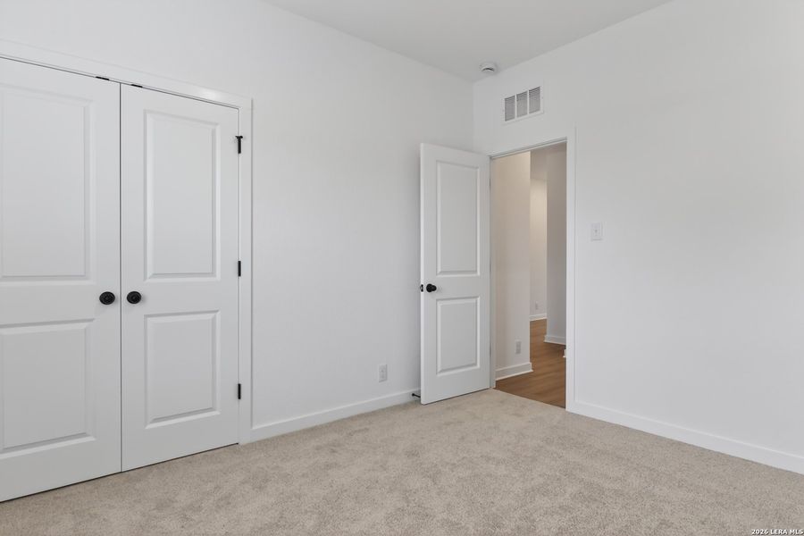 Spacious, unfurnished interior of a new home in Nopal Valley, San Antonio (Image 16).