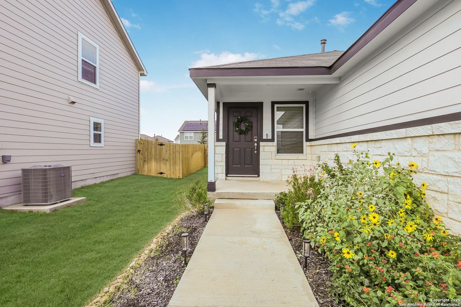 Exterior details and patio area of a home in Mesa Vista, San Antonio (Image 18).