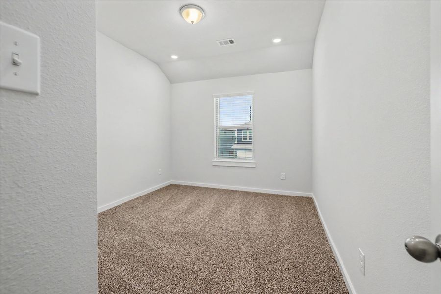 Spacious, unfurnished interior of a new home in Glendale Lakes, Rosharon (Image 22).