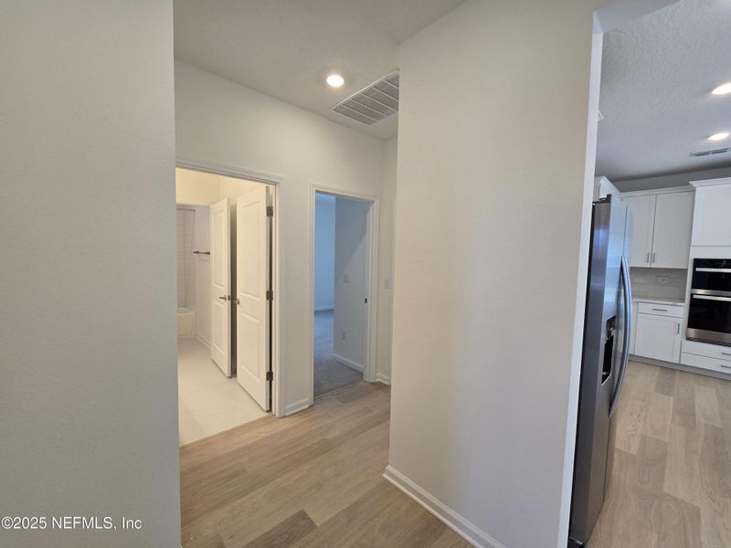 Spacious, unfurnished interior of a new home in Hyland Trail, Middleburg (Image 24).