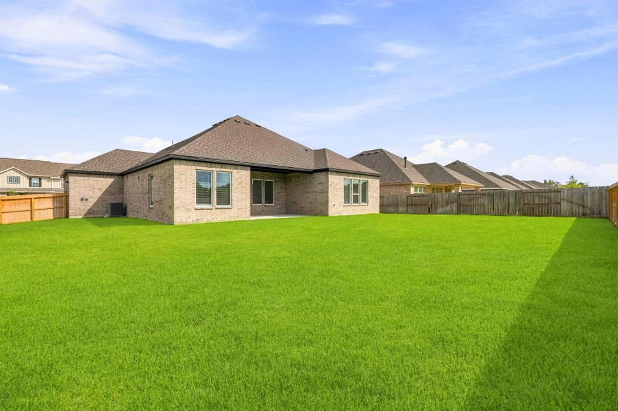 Exterior details and patio area of a home in Grand Oaks, Mont Belvieu (Image 9).